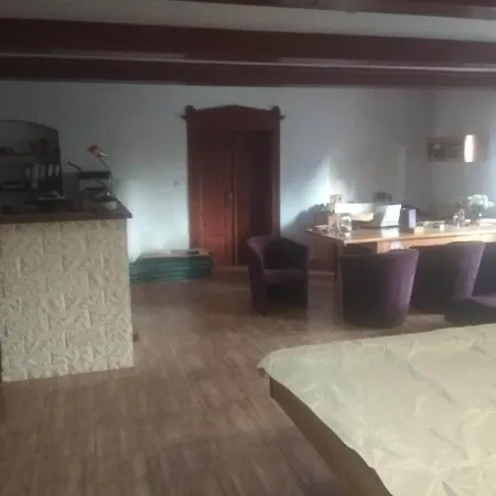 Chalupa U Lesa Na Polosamotě V Podkrkonoší * Mostek